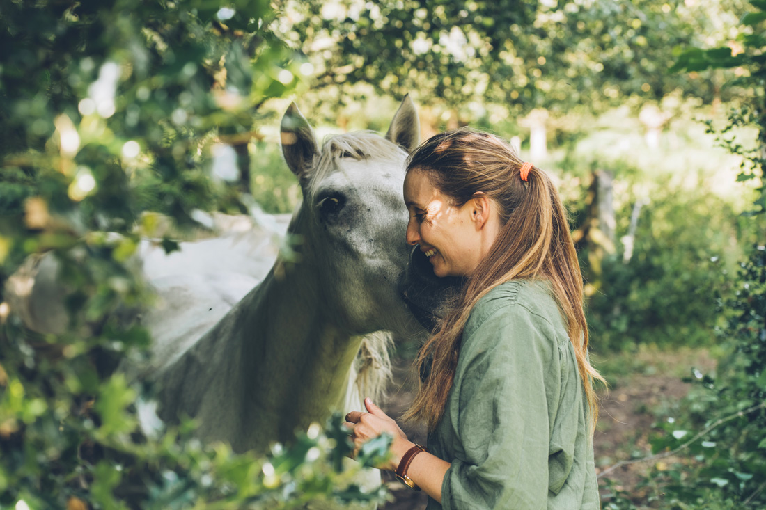 Rencontre avec un cheval camarguais dans le Marais Vernier ©Max Coquard, Bestjobers - Eure Tourisme