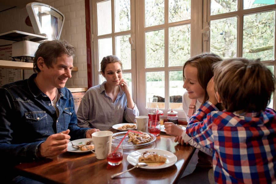 A table, Famille dans l’Eure © Sybil Rondeau Locations de vacances idéales en famille