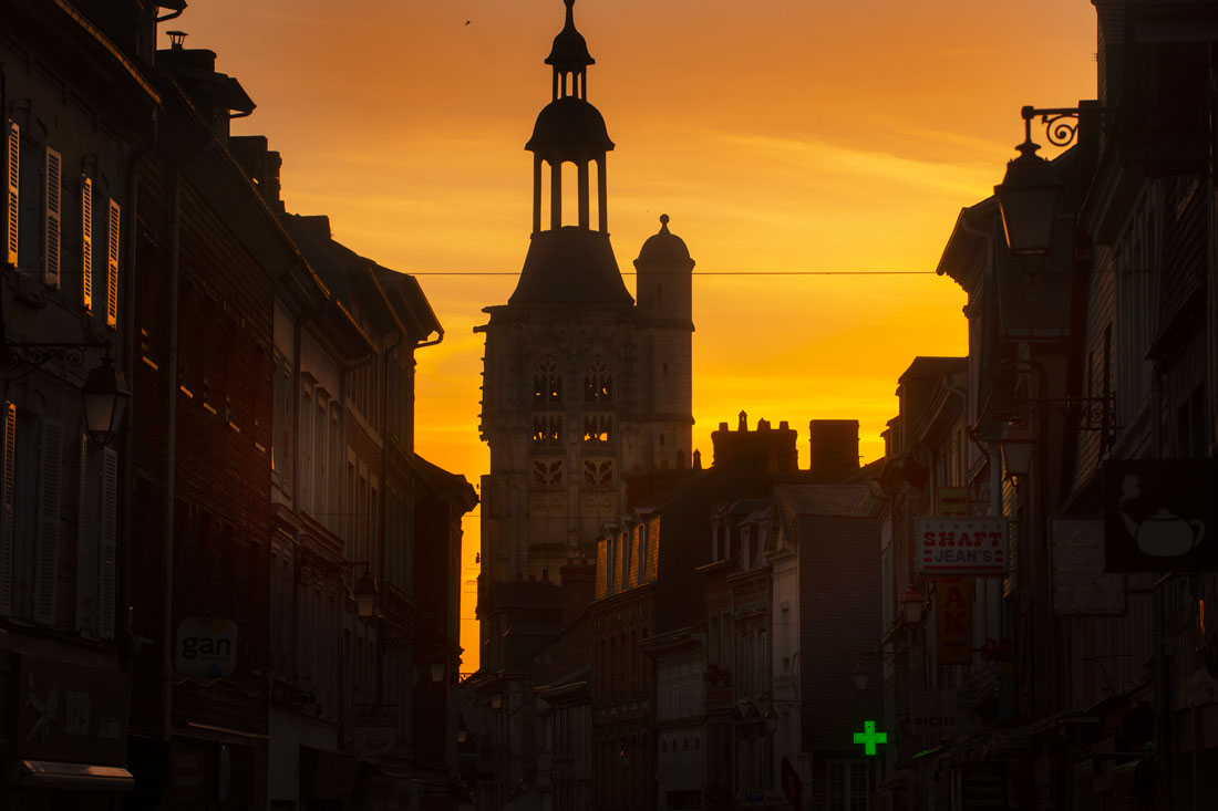 Coucher de soleil et église, Bernay © ADT de l'Eure, J.F. Lange
