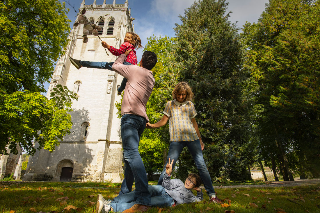 En famille devant l'abbaye du Bec-Hellouin © ADT27, P. Beltrami