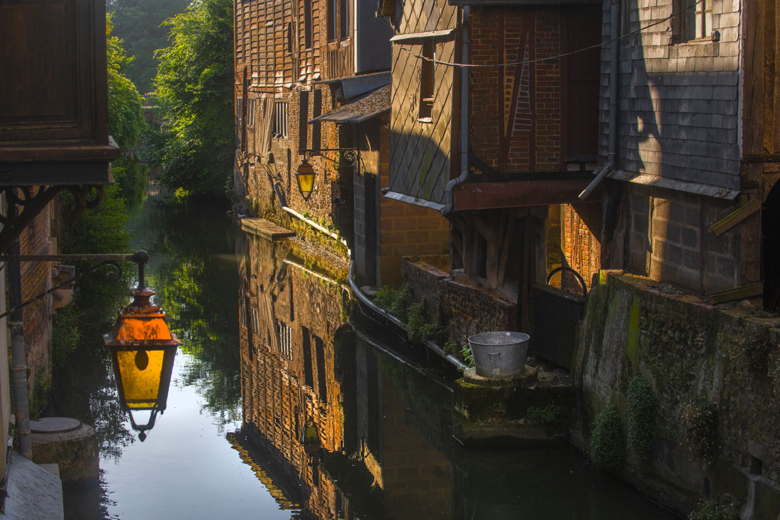 Reflet sur les canaux de Pont-Audemer © ADT de l'Eure, J.F. Lange