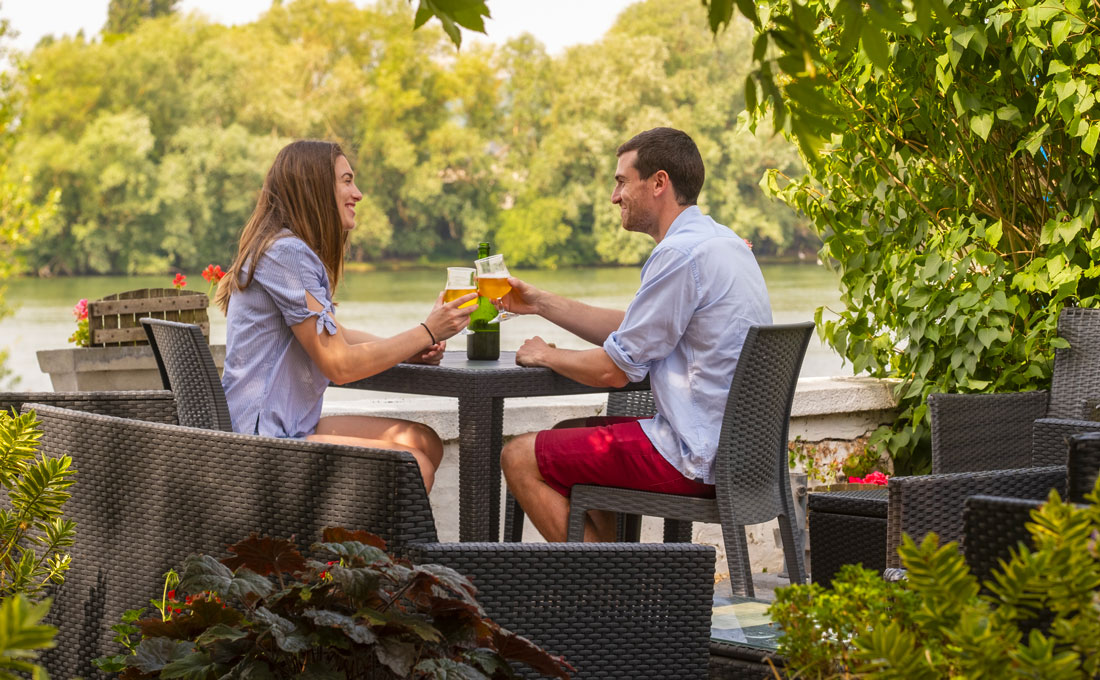 En terrasse en bord de Seine aux Andelys © ADT de l'Eure, J.F. Lange