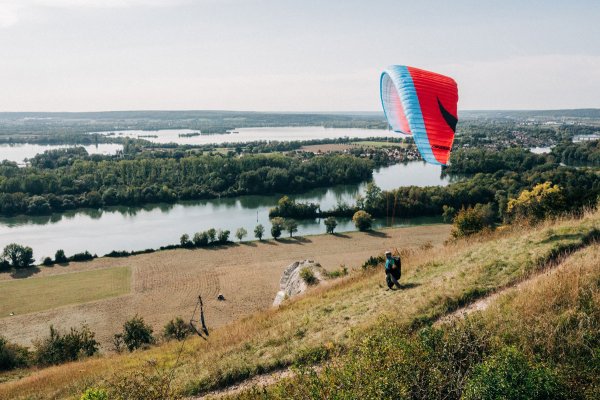 Activité-parapente-en-Vallée-de-la-Seine-©-Captain-Yvon---Hom-project Baptême de l’air en Normandie : l’Eure vue du ciel