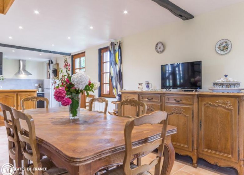 LE FAVRIL Gîte La maison aux volets verts