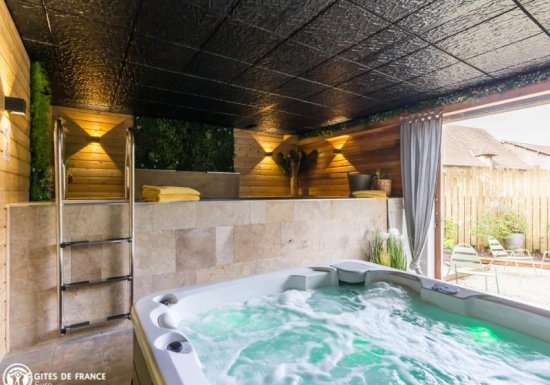 LE MESNIL JOURDAIN Gîte Le Logis de la Motte féodale