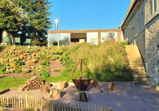 LE MESNIL JOURDAIN Gîte Le Logis de la Motte féodale