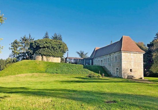 LE MESNIL JOURDAIN Gîte Le Logis de la Motte féodale