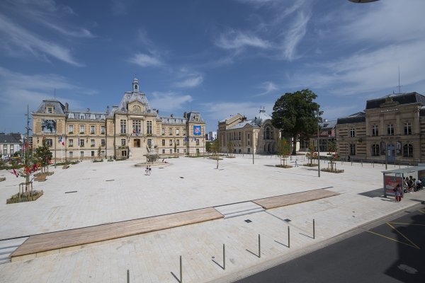 Évreux Insolite – Autour de la Place de la Mairie