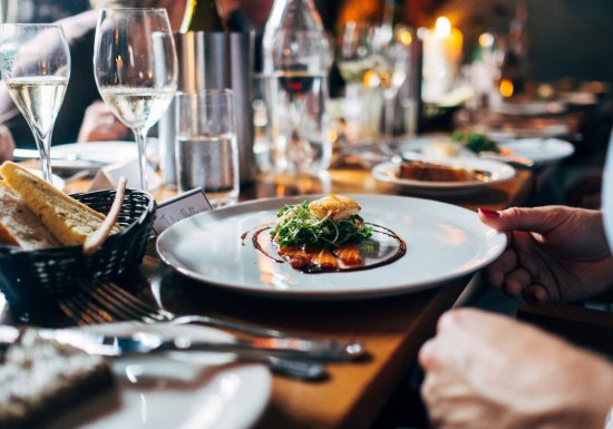 ©unsplash Restaurant Bel Ami