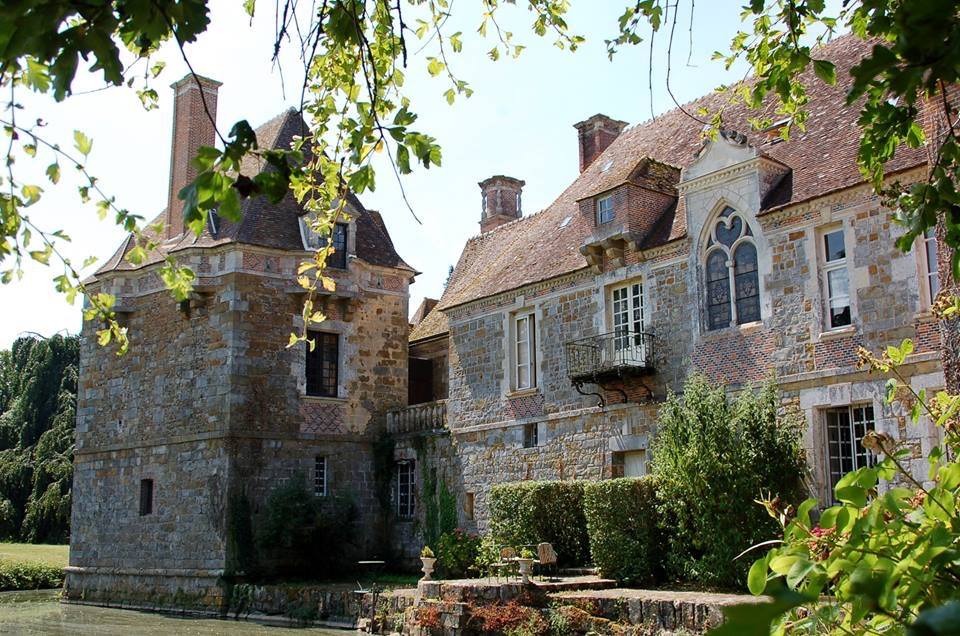 Chambre au Château du Blanc Buisson : une nuit dans un donjon médiéval