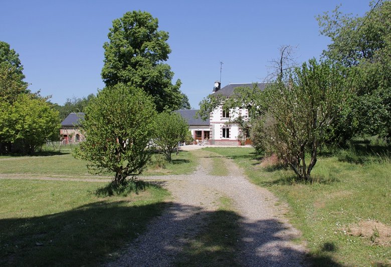 Grande maison au calme en bordure de rivière